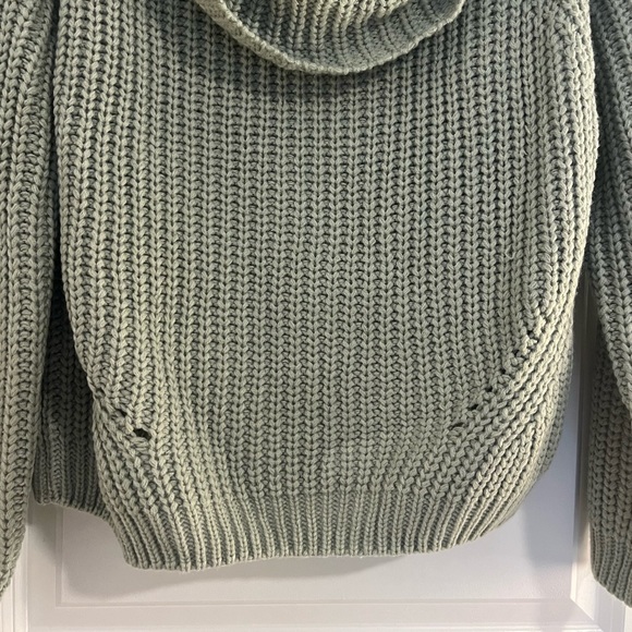 🥳NWT: Green Turtle Neck Sweater - Picture 2 of 5